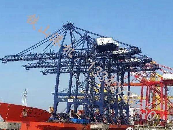 江蘇揚(yáng)州岸橋廠(chǎng)家對(duì)設(shè)備各個(gè)零件仔細(xì)檢查