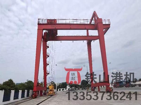 湖北唐山軌道式集裝箱龍門吊廠家軌道式集裝箱門式起重機(jī)穩(wěn)定性強(qiáng)