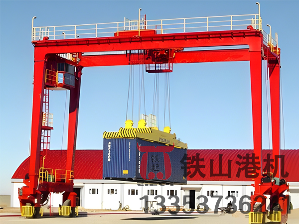 河北黃驊輪胎式集裝箱龍門吊廠家新技術(shù)太陽能輪胎式集裝箱龍門吊